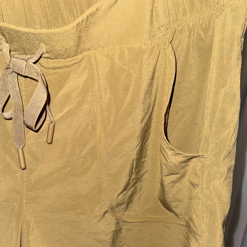 All in Motion-Women's Olive Green Woven Shorts Size Medium - Picture 6 of 12